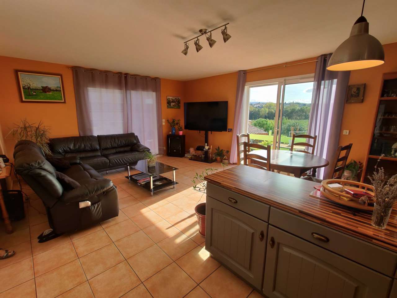 Modern and spacious 8 bedroom property, which includes 2 fully independent