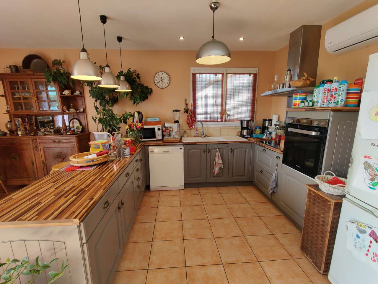 Modern and spacious 8 bedroom property, which includes 2 fully independent