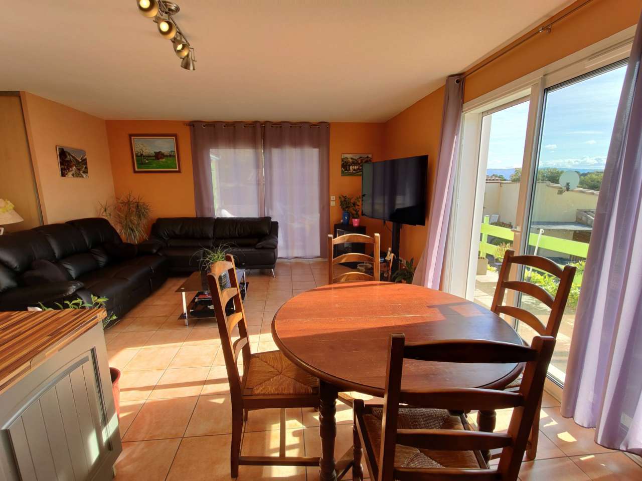 Modern and spacious 8 bedroom property, which includes 2 fully independent