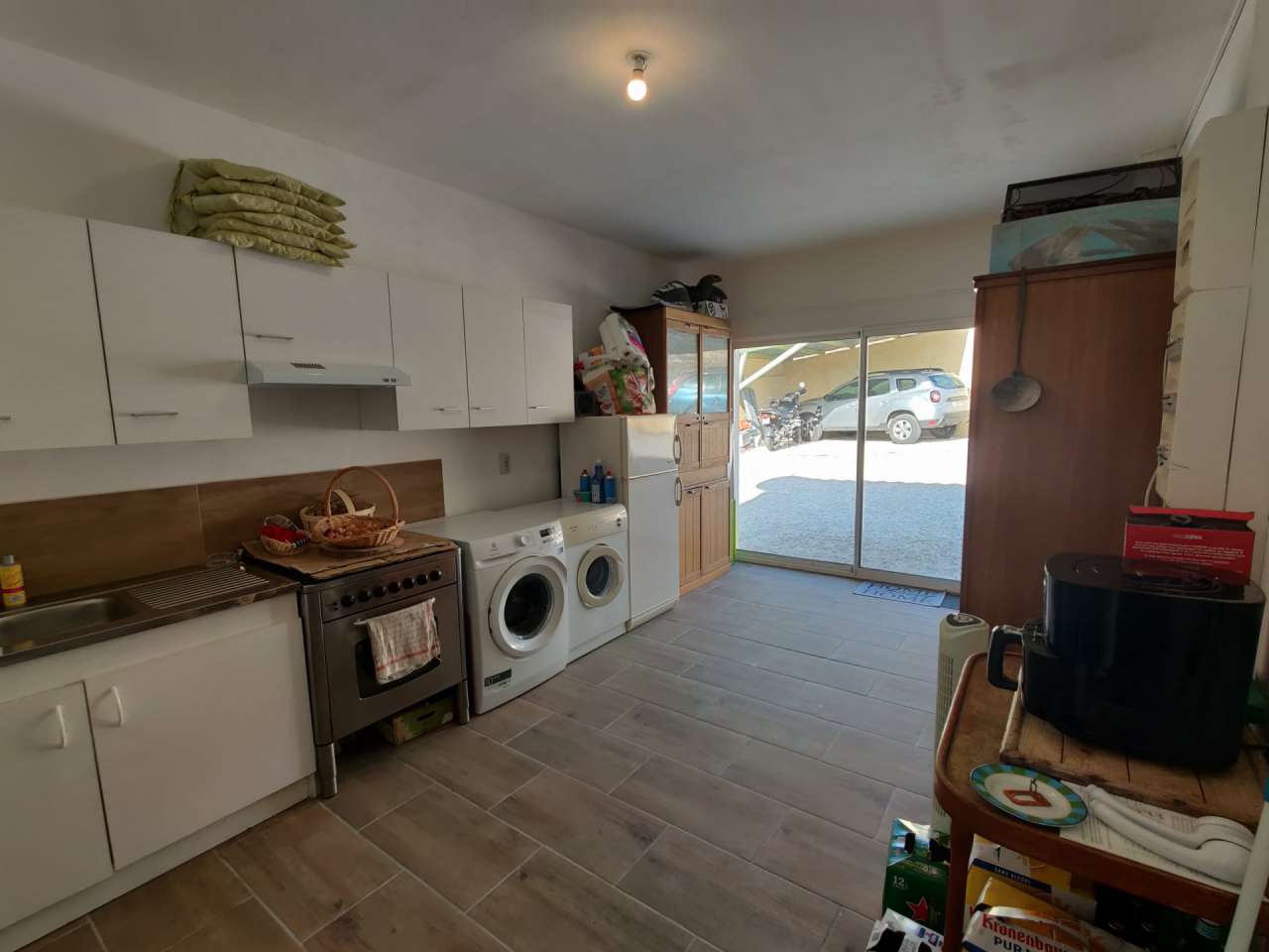 Modern and spacious 8 bedroom property, which includes 2 fully independent