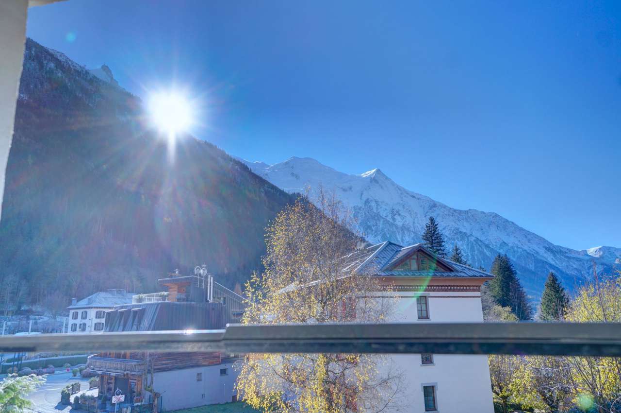 Superb top/2nd floor apartment, situated within a lovely residence with jus