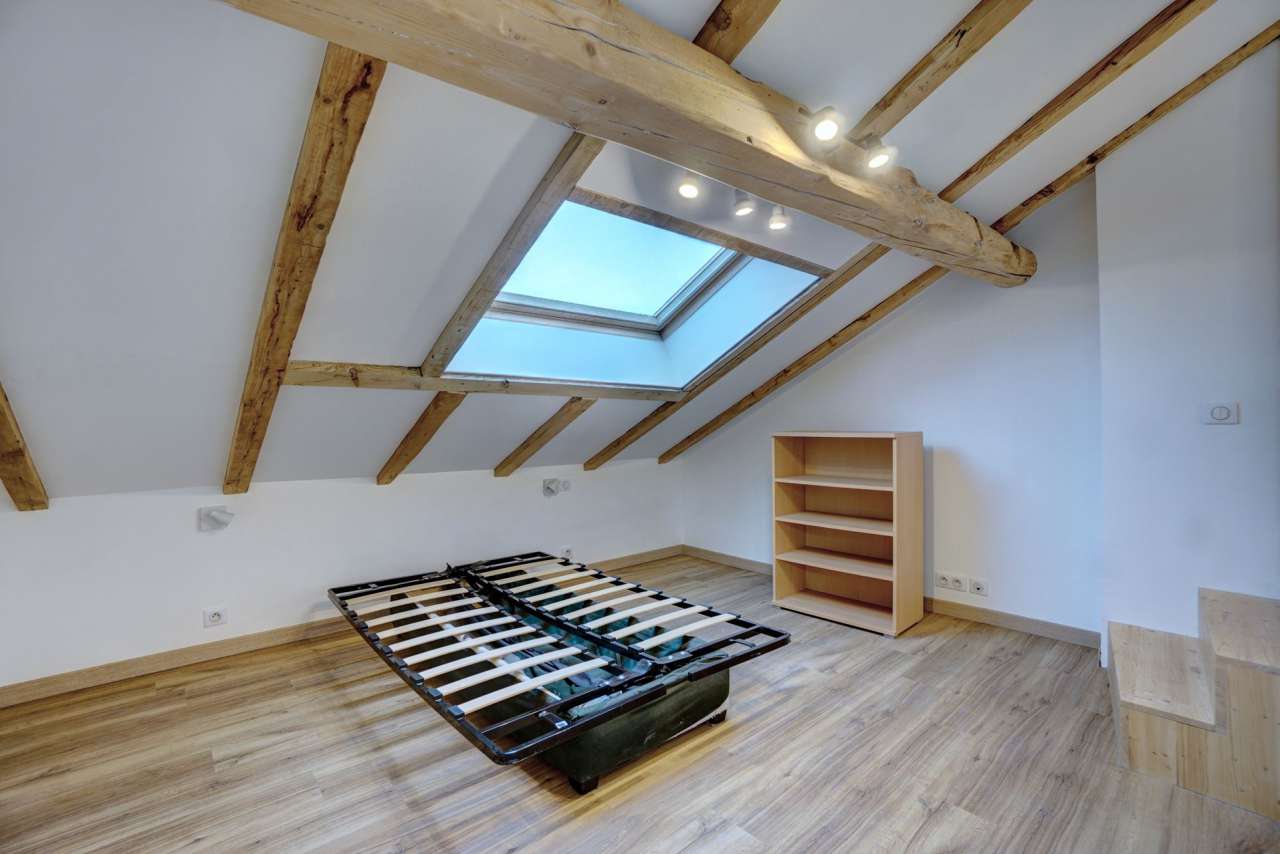 Superb top/2nd floor apartment, situated within a lovely residence with jus