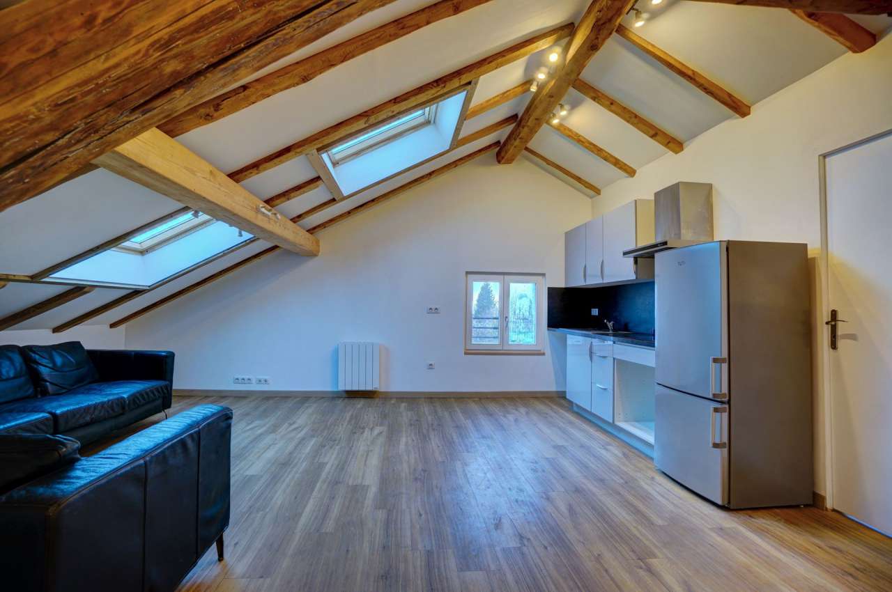 Superb top/2nd floor apartment, situated within a lovely residence with jus