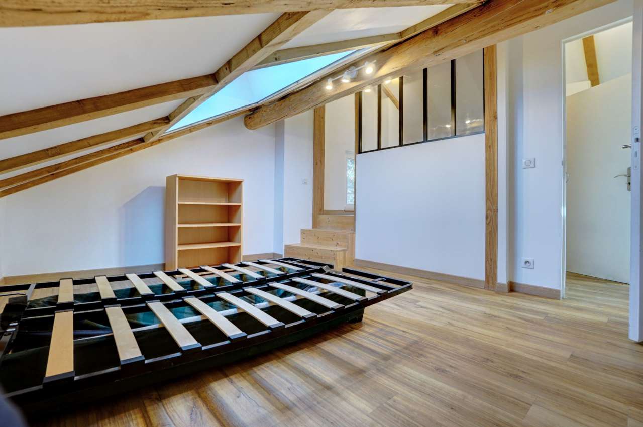 Superb top/2nd floor apartment, situated within a lovely residence with jus