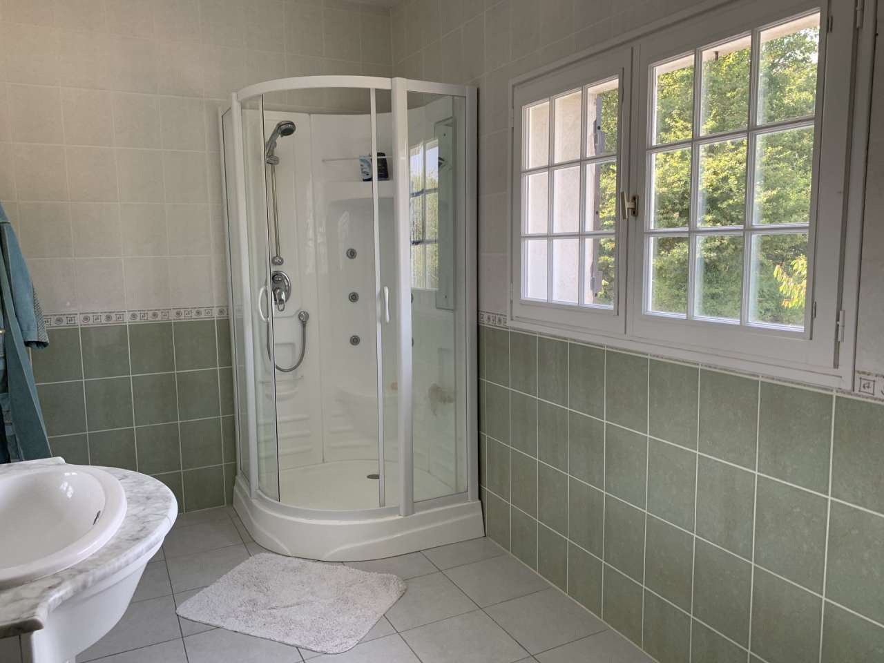 Beautiful character rural property with swimming pool and set in over 10 ac