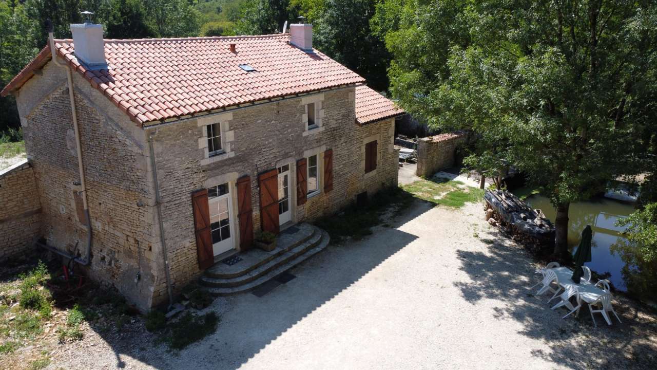 Full of character and charm and ideally located in a quiet setting in Lizan