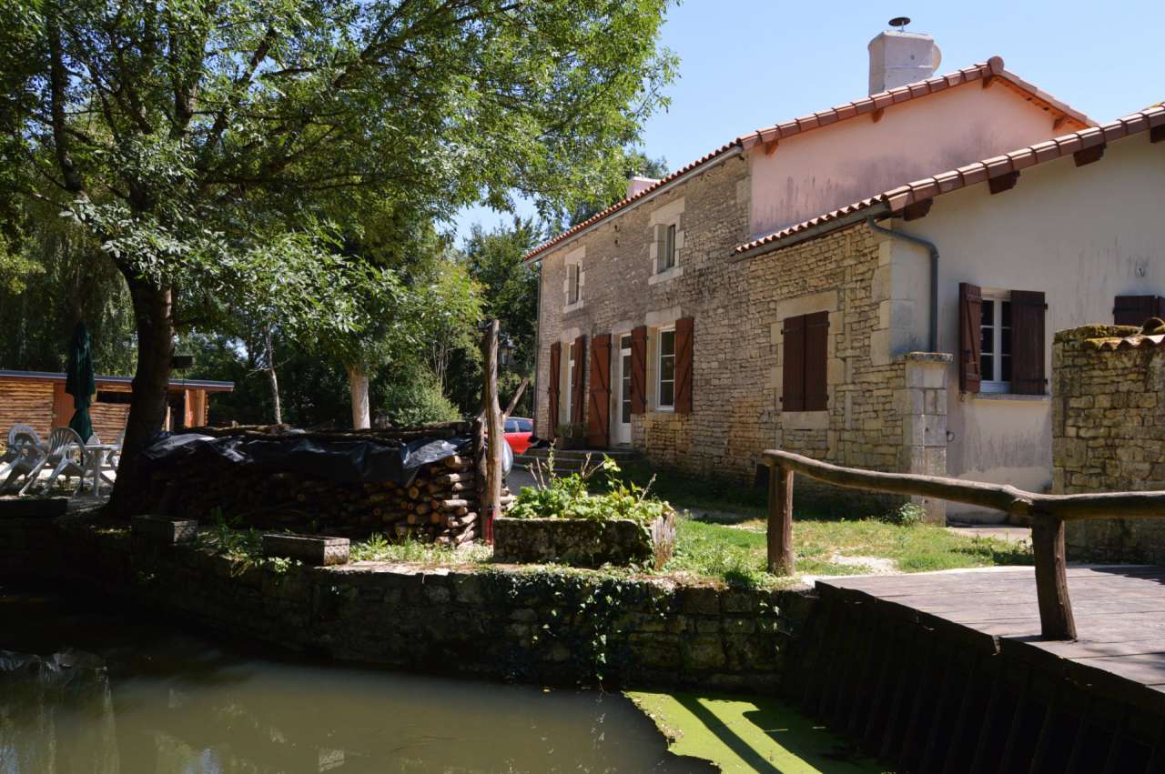 Full of character and charm and ideally located in a quiet setting in Lizan