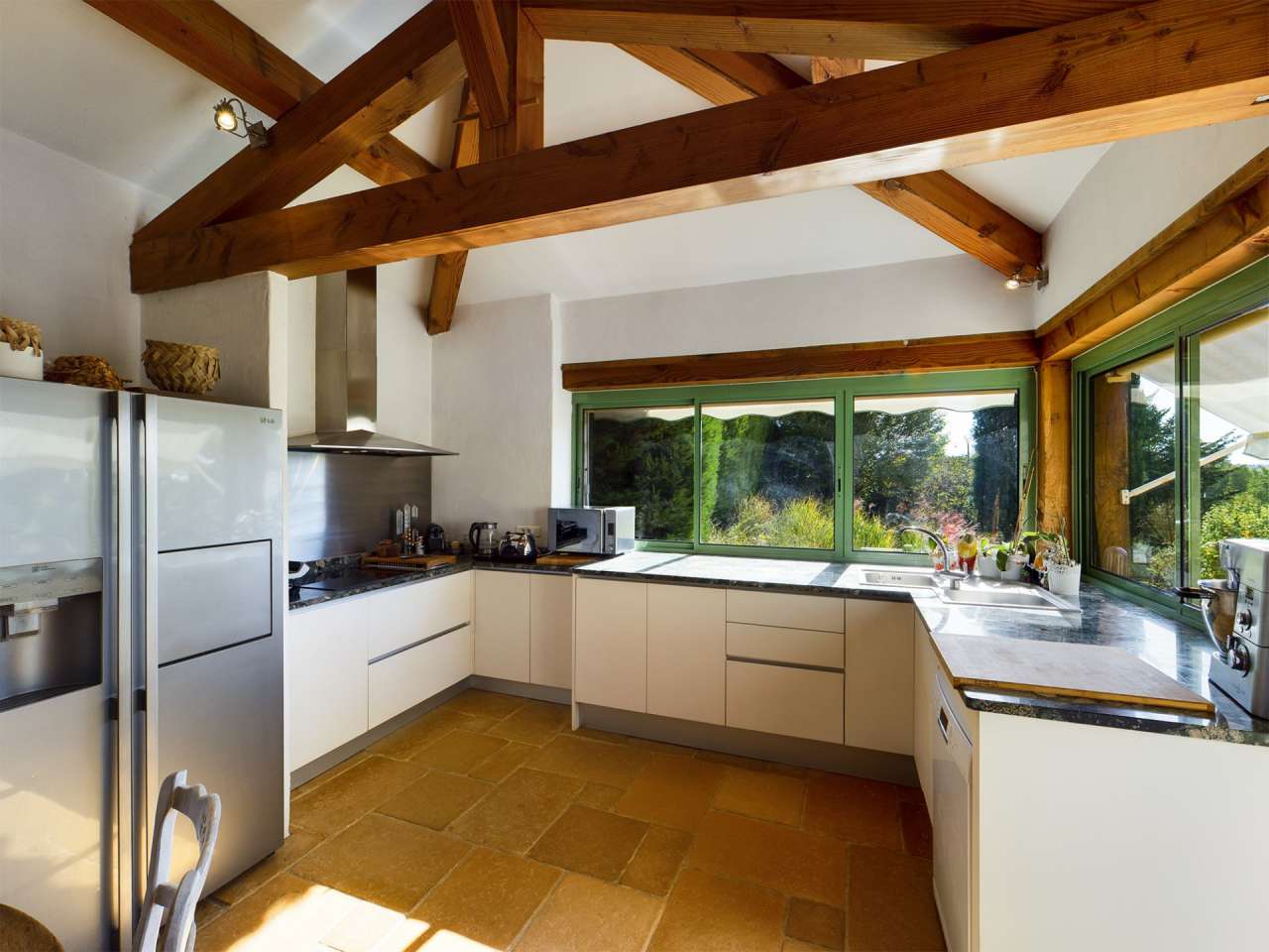 Beautifully totally refurbished in white Quercy stone, this exceptional 3 b