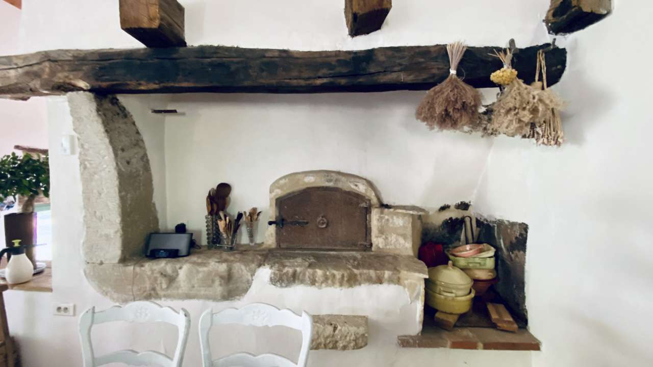 Beautifully totally refurbished in white Quercy stone, this exceptional 3 b