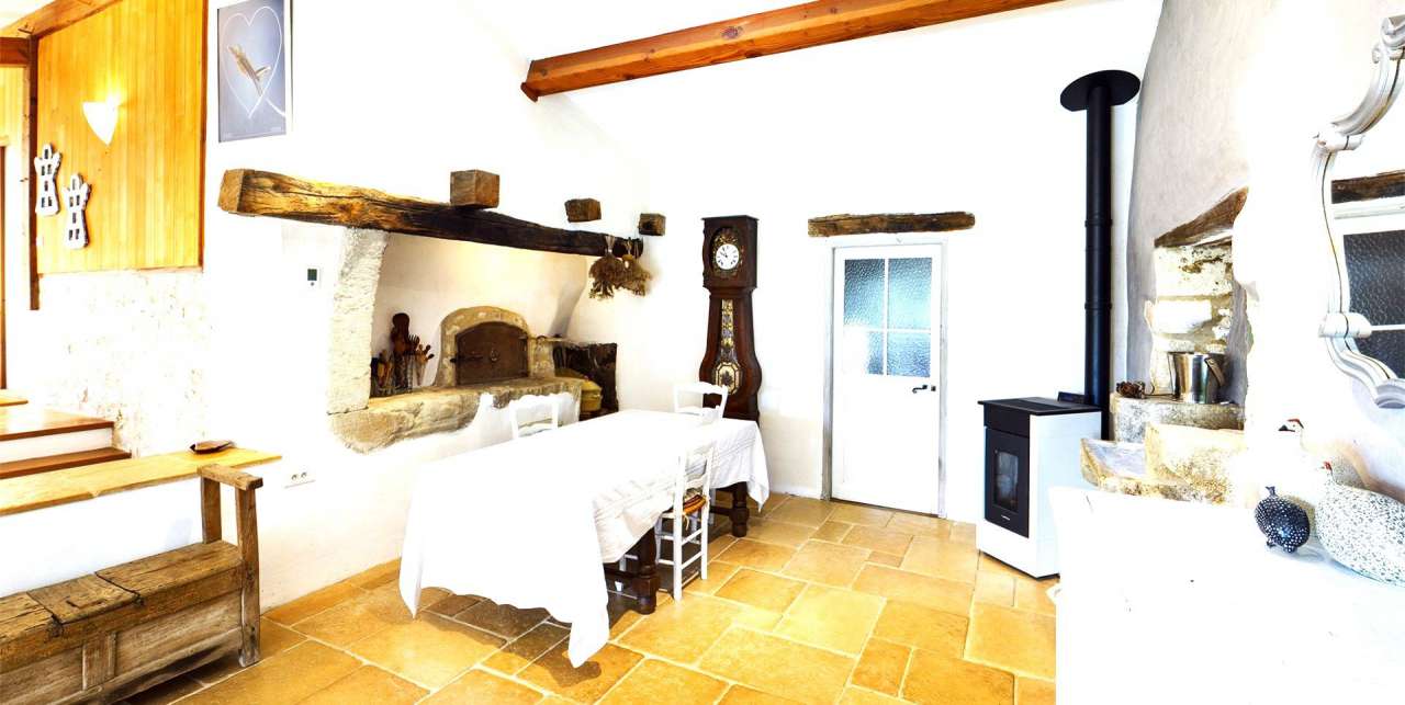 Beautifully totally refurbished in white Quercy stone, this exceptional 3 b