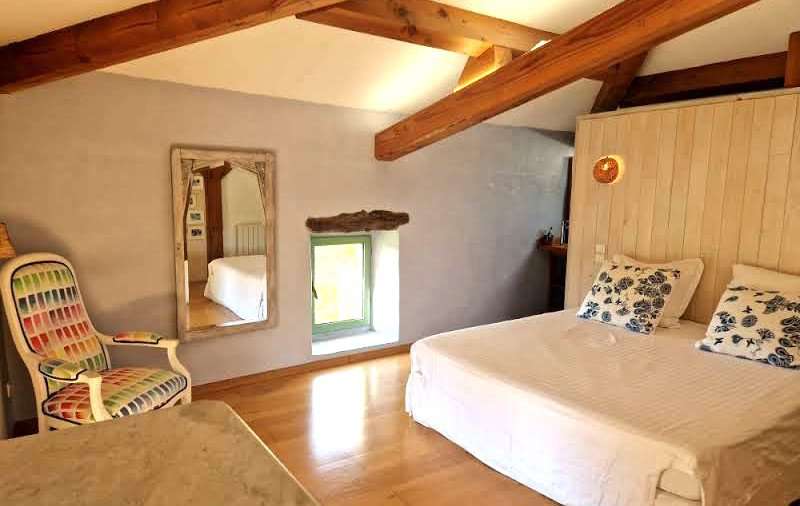 Beautifully totally refurbished in white Quercy stone, this exceptional 3 b