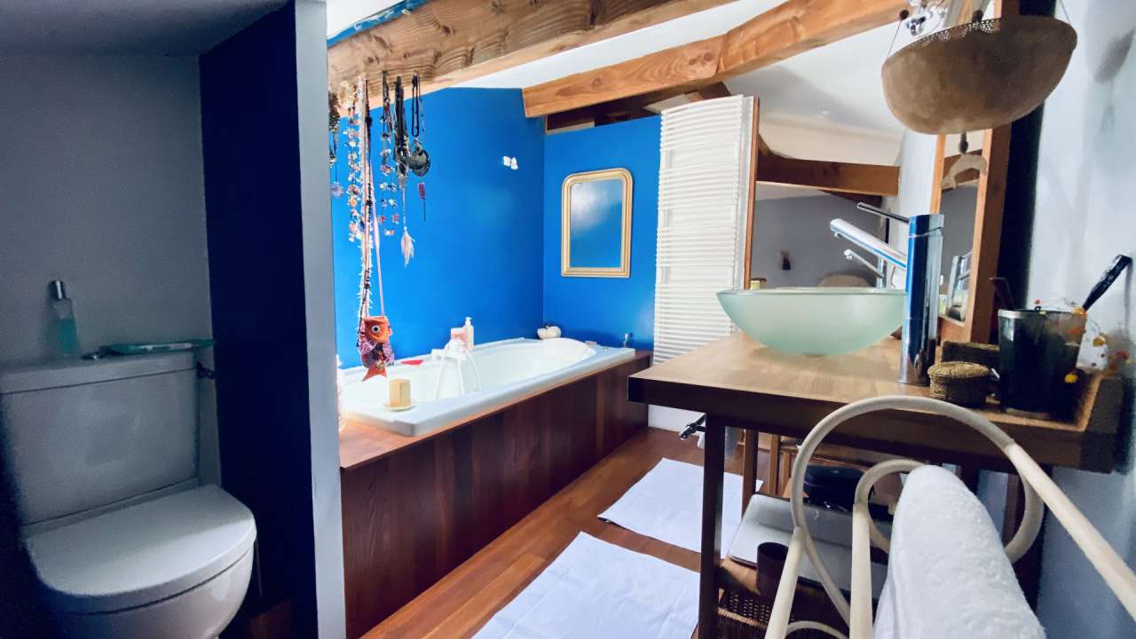 Beautifully totally refurbished in white Quercy stone, this exceptional 3 b