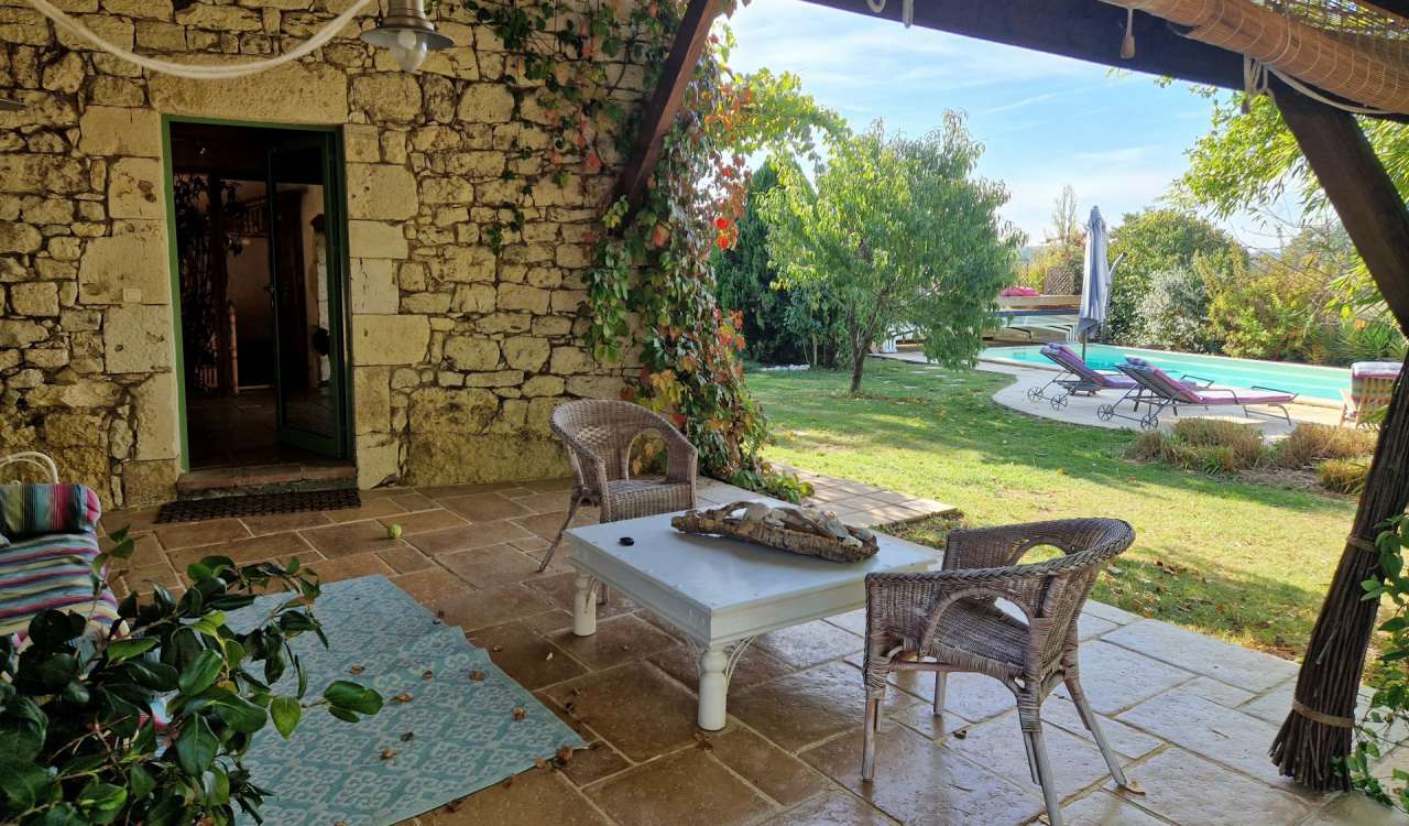 Beautifully totally refurbished in white Quercy stone, this exceptional 3 b