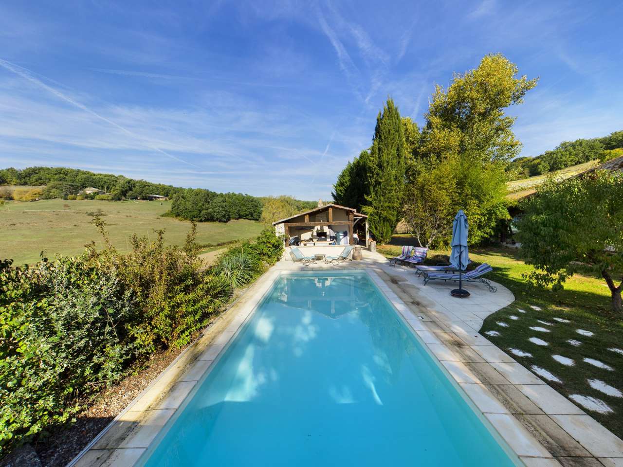 Beautifully totally refurbished in white Quercy stone, this exceptional 3 b