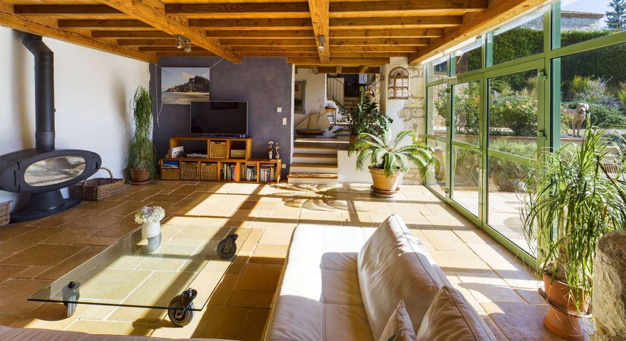 Beautifully totally refurbished in white Quercy stone, this exceptional 3 b