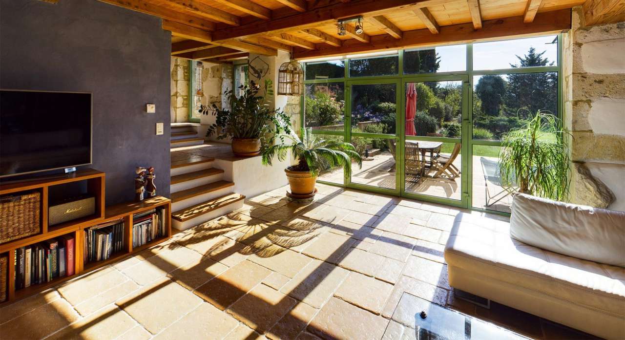 Beautifully totally refurbished in white Quercy stone, this exceptional 3 b