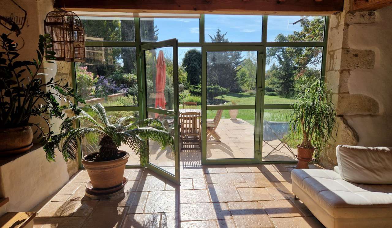 Beautifully totally refurbished in white Quercy stone, this exceptional 3 b