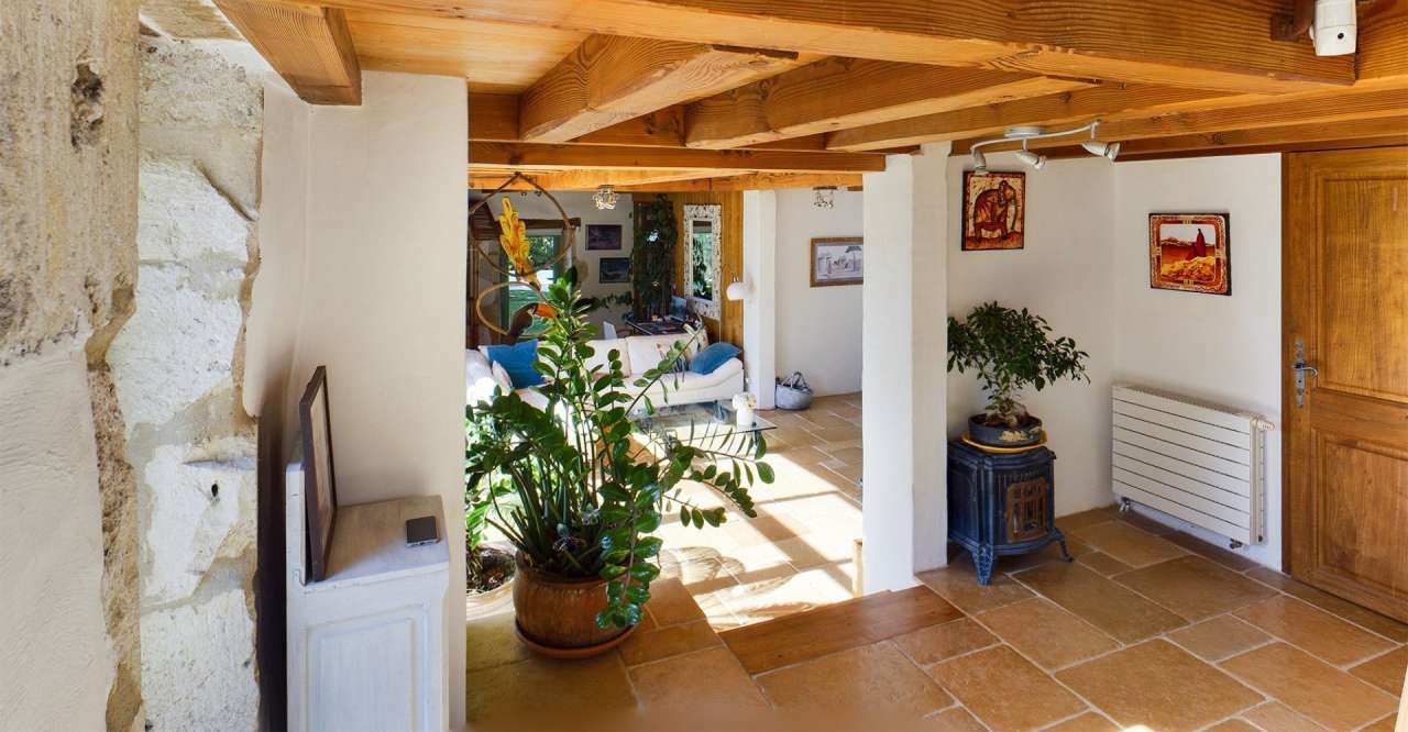 Beautifully totally refurbished in white Quercy stone, this exceptional 3 b