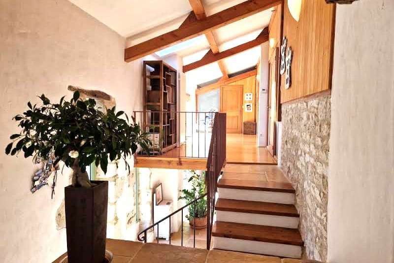 Beautifully totally refurbished in white Quercy stone, this exceptional 3 b