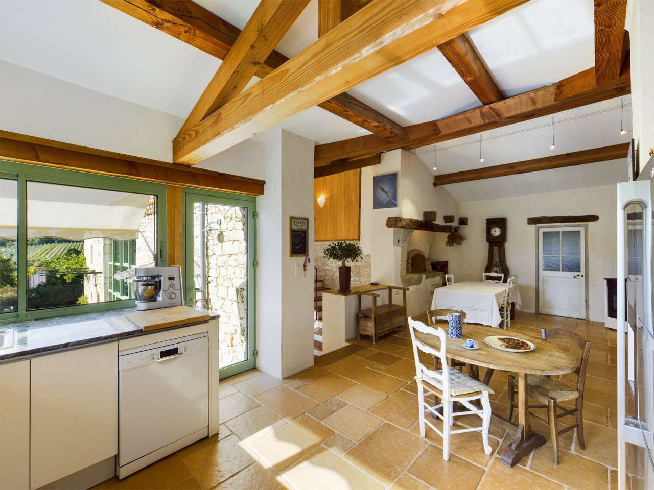 Beautifully totally refurbished in white Quercy stone, this exceptional 3 b