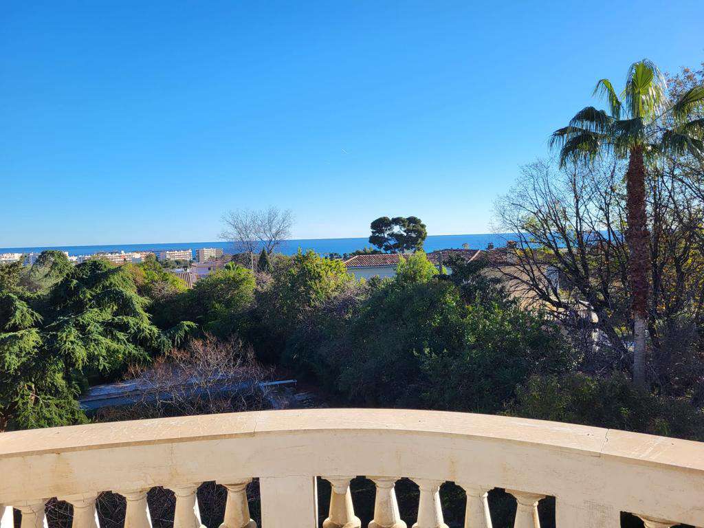 EXCLUSIVE – Work requiredAn ideal family home located close to all amenitie