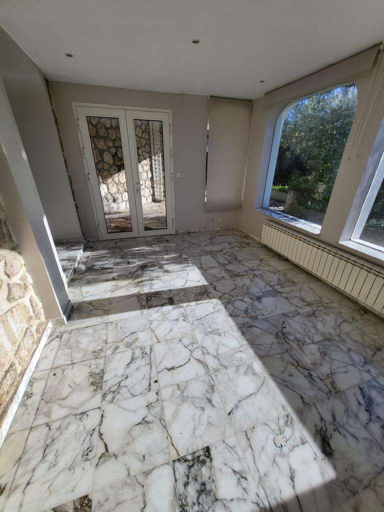 EXCLUSIVE – Work requiredAn ideal family home located close to all amenitie