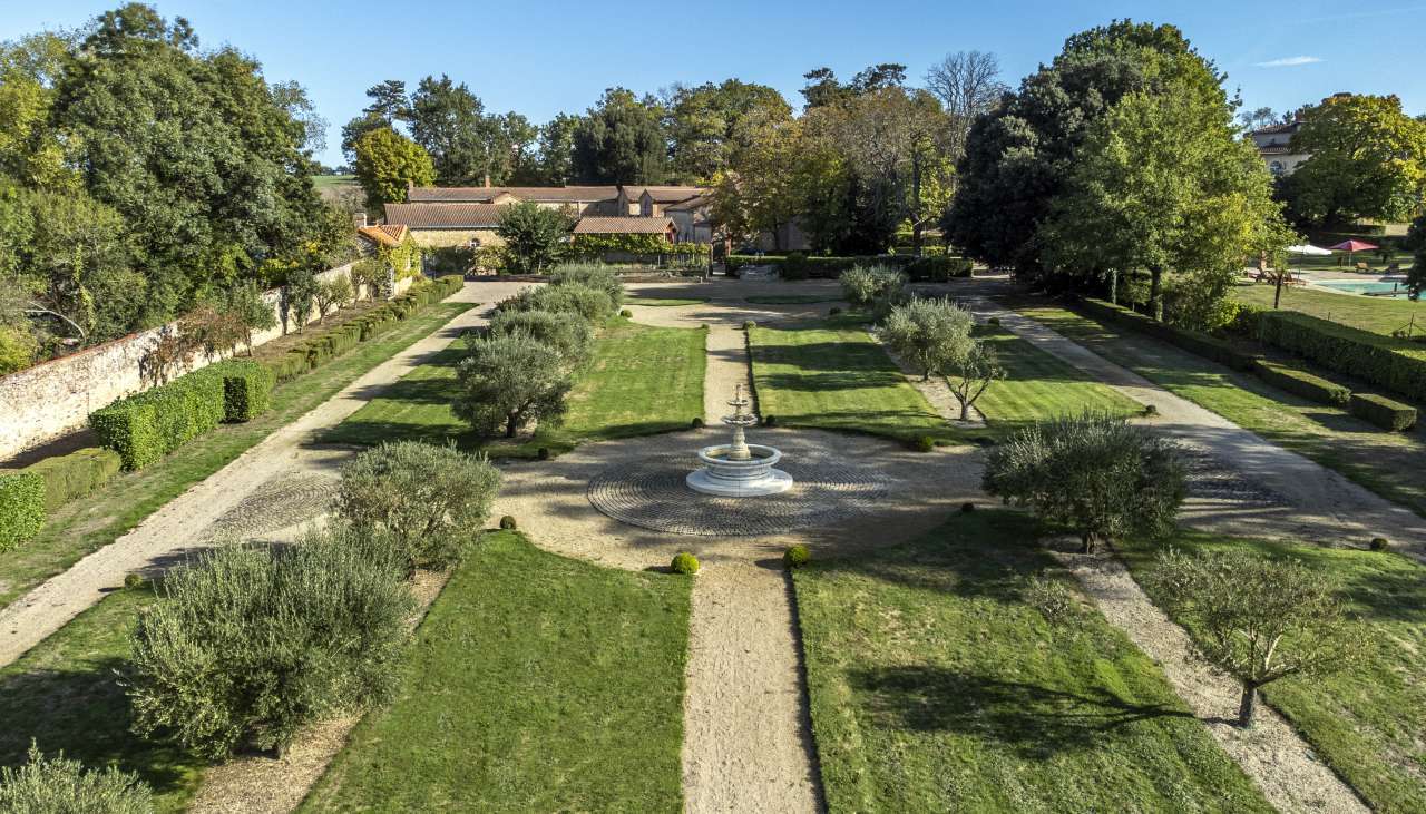 A unique opportunity to acquire an exceptional 8 bedroom 19th century Flore