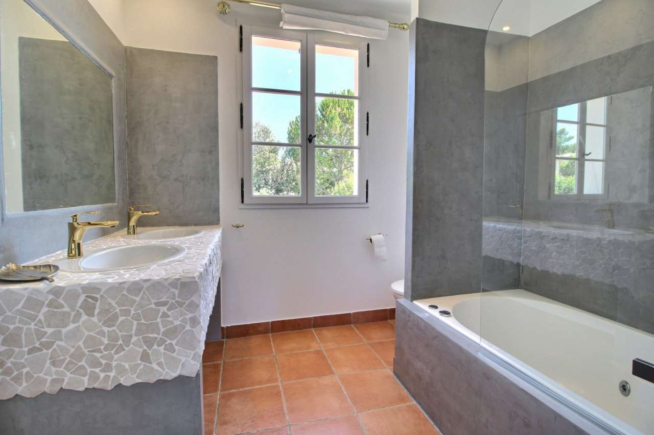 Ideally situated within a quite, safe and secure area, yet just 5 minutes f