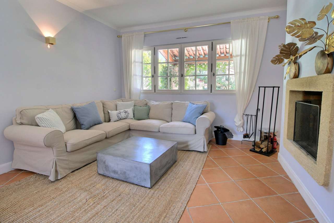 Ideally situated within a quite, safe and secure area, yet just 5 minutes f