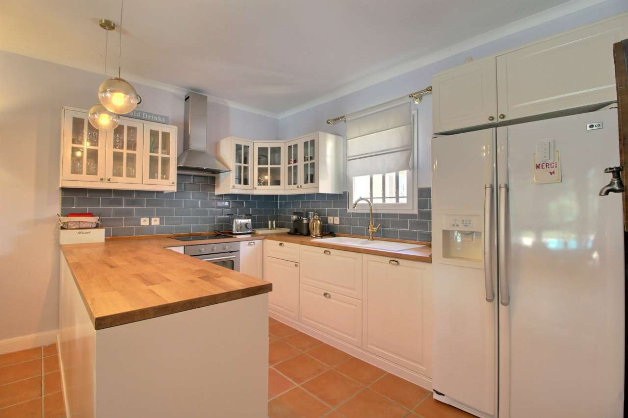 Ideally situated within a quite, safe and secure area, yet just 5 minutes f