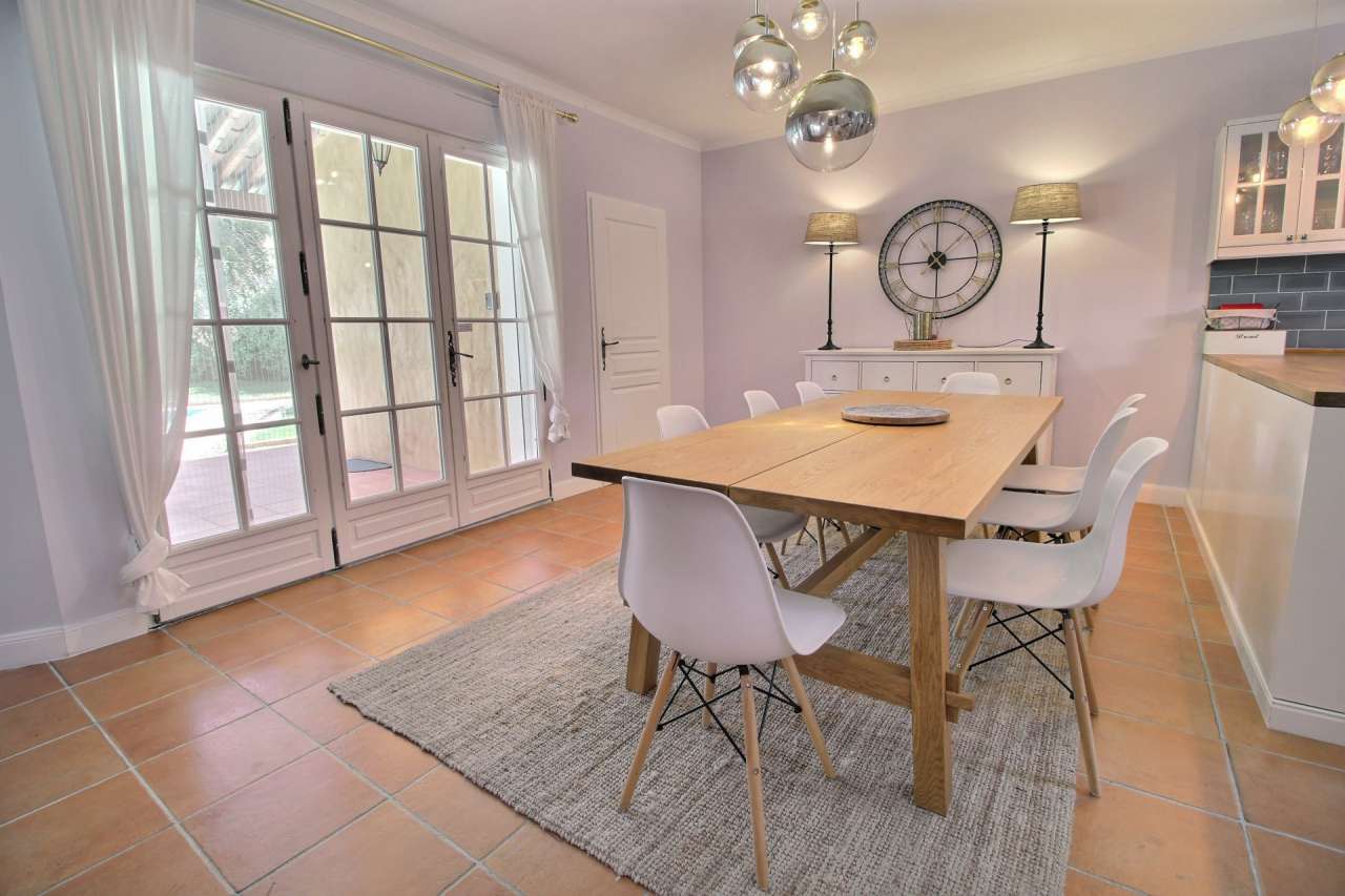 Ideally situated within a quite, safe and secure area, yet just 5 minutes f