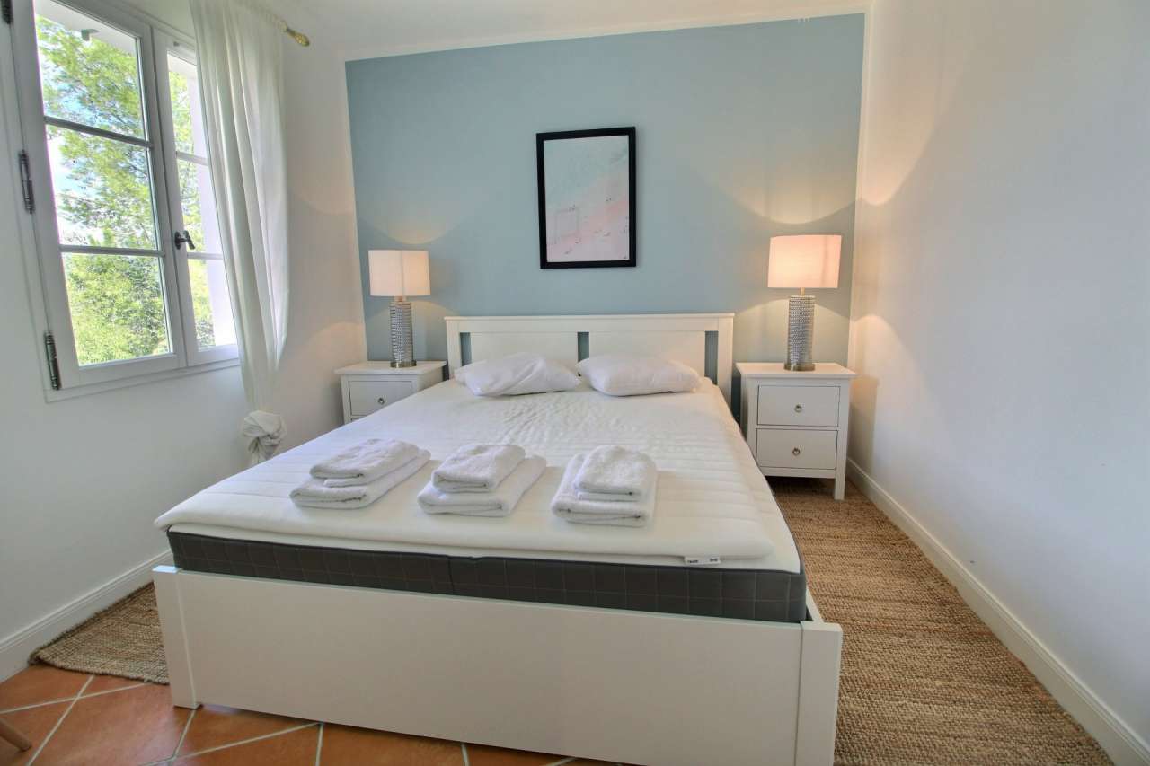 Ideally situated within a quite, safe and secure area, yet just 5 minutes f