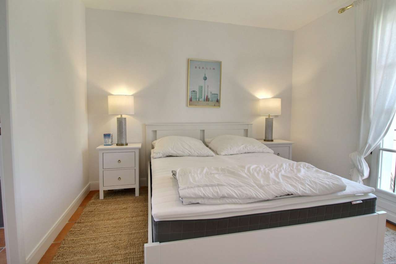 Ideally situated within a quite, safe and secure area, yet just 5 minutes f