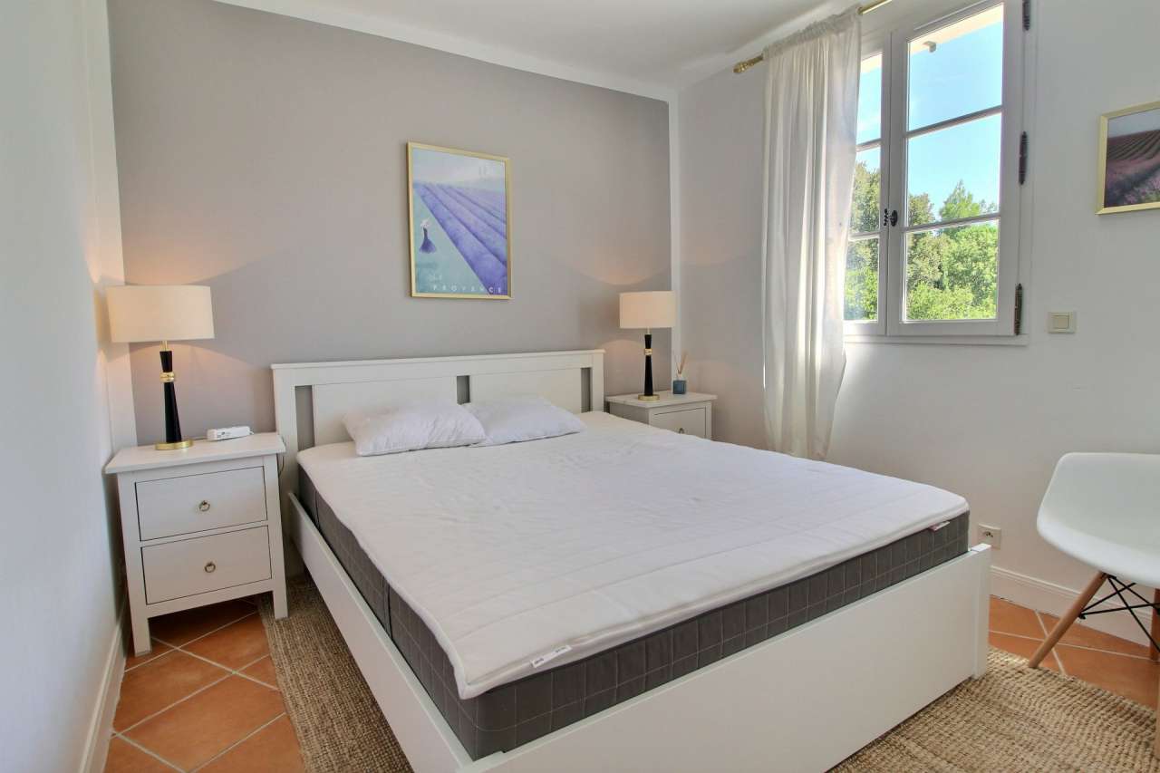 Ideally situated within a quite, safe and secure area, yet just 5 minutes f