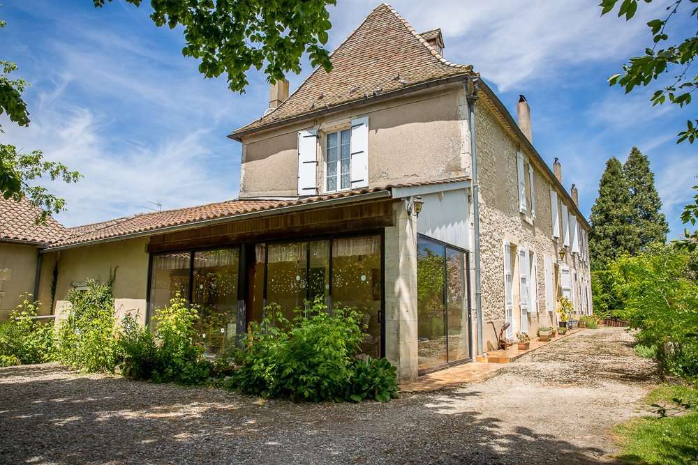 Beautiful character stone property in the historic bastide town of Villerea