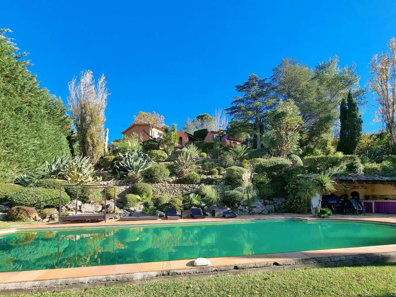 Beautifully presented throughout, this spacious and charming 4 bedroom Prov