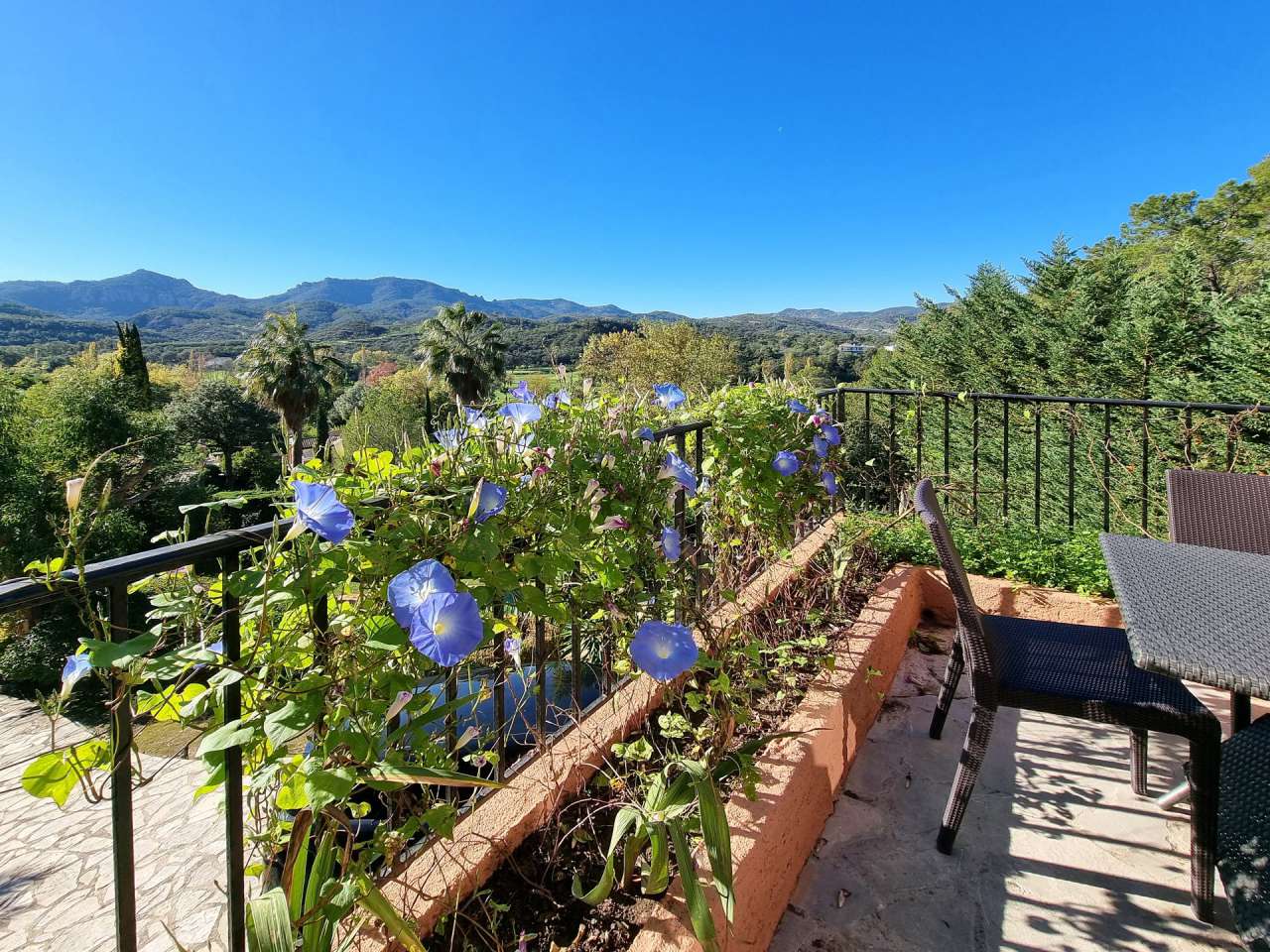 Beautifully presented throughout, this spacious and charming 4 bedroom Prov