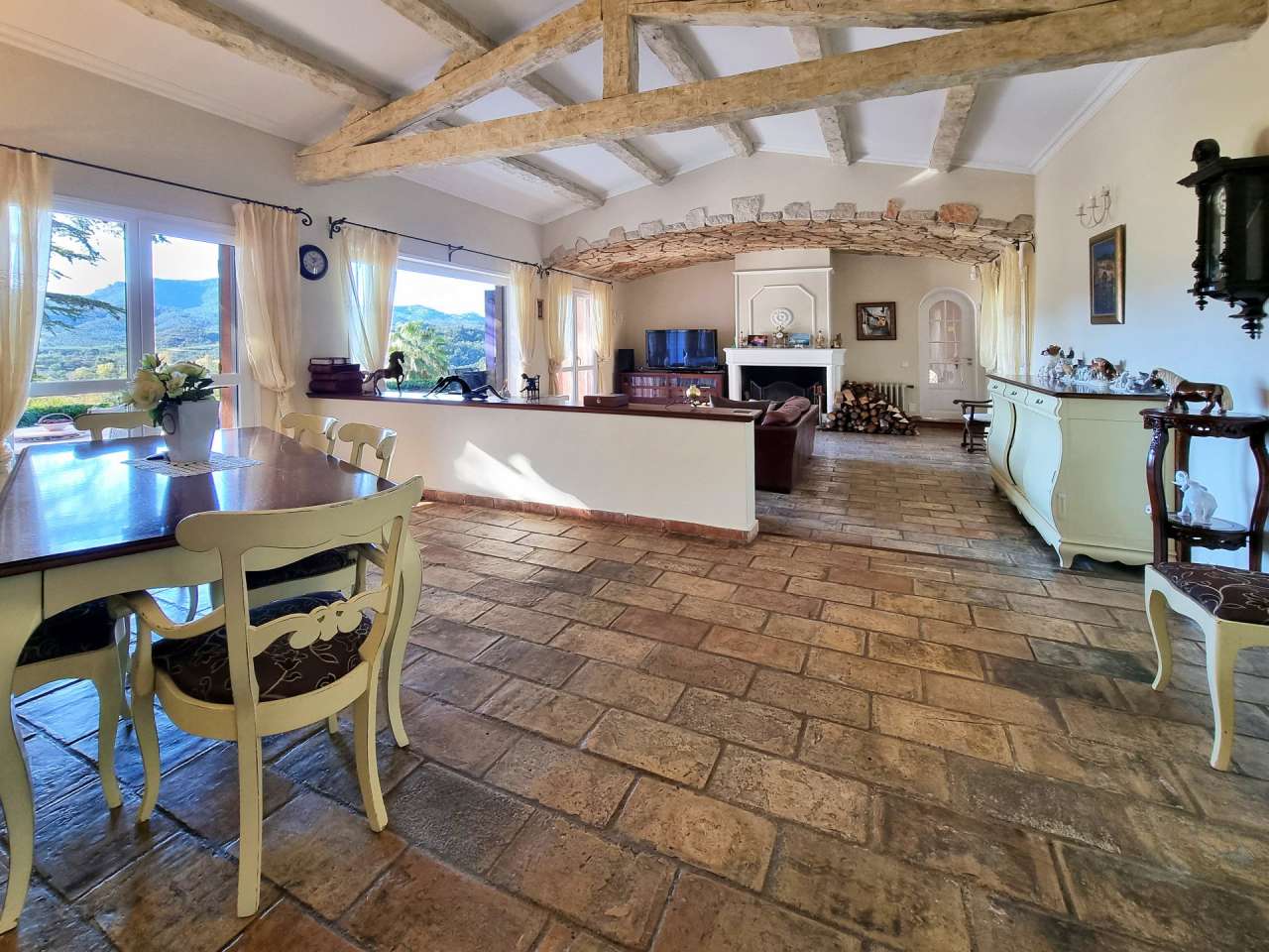 Beautifully presented throughout, this spacious and charming 4 bedroom Prov