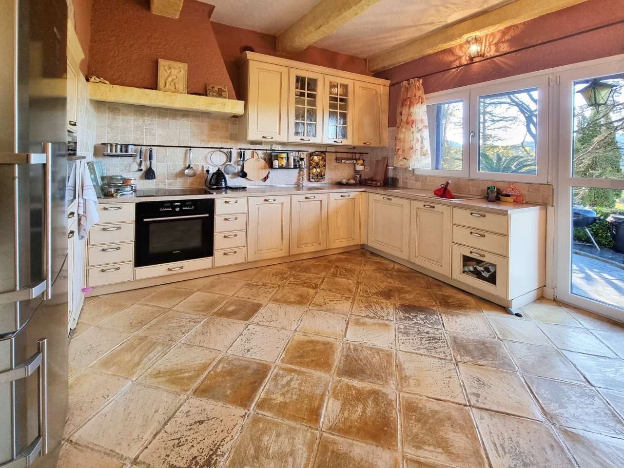 Beautifully presented throughout, this spacious and charming 4 bedroom Prov