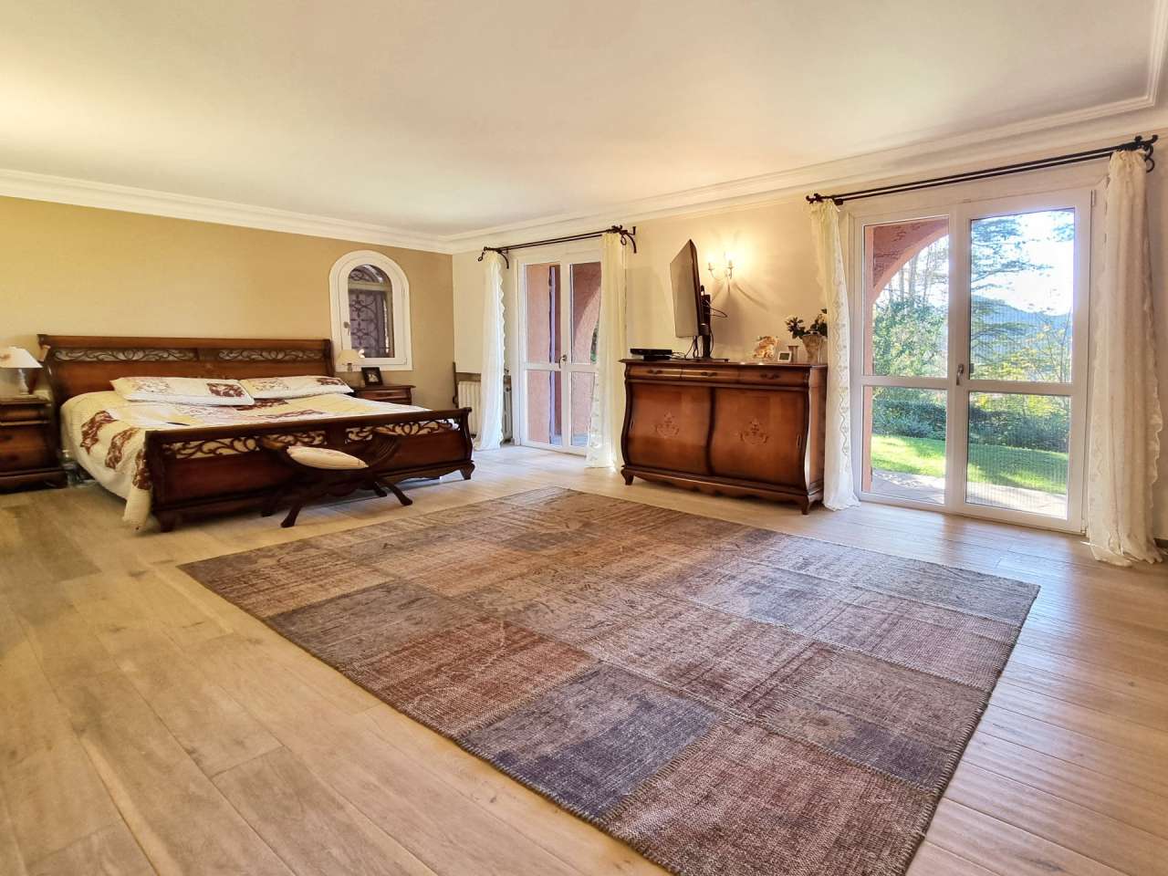 Beautifully presented throughout, this spacious and charming 4 bedroom Prov