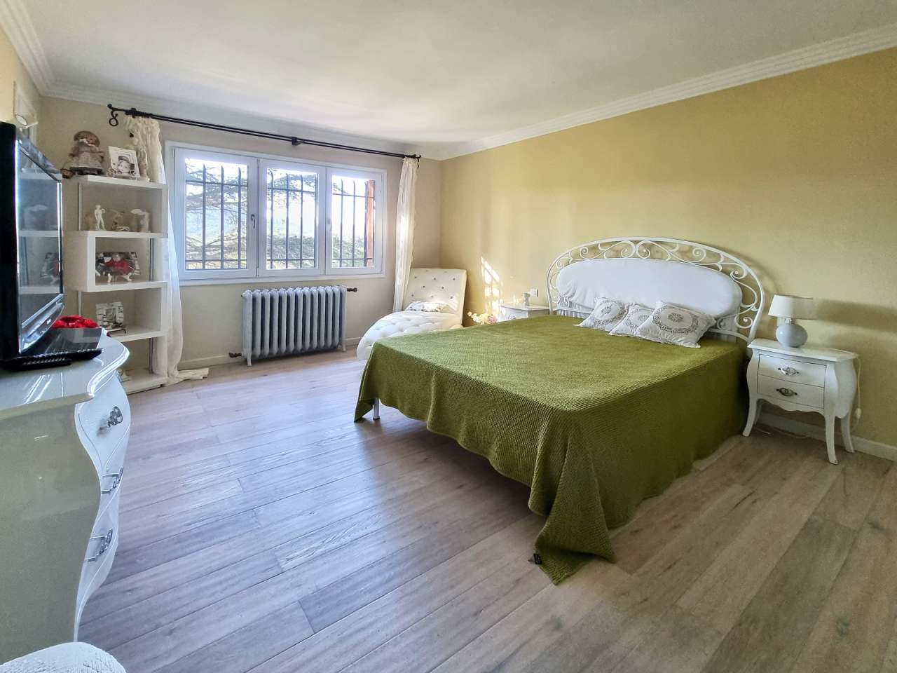 Beautifully presented throughout, this spacious and charming 4 bedroom Prov