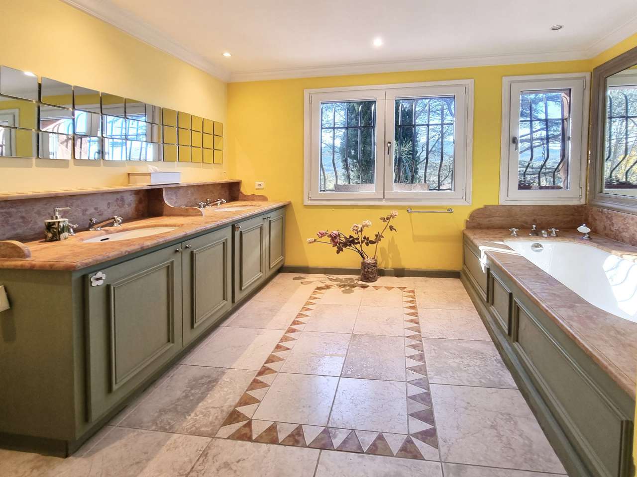 Beautifully presented throughout, this spacious and charming 4 bedroom Prov