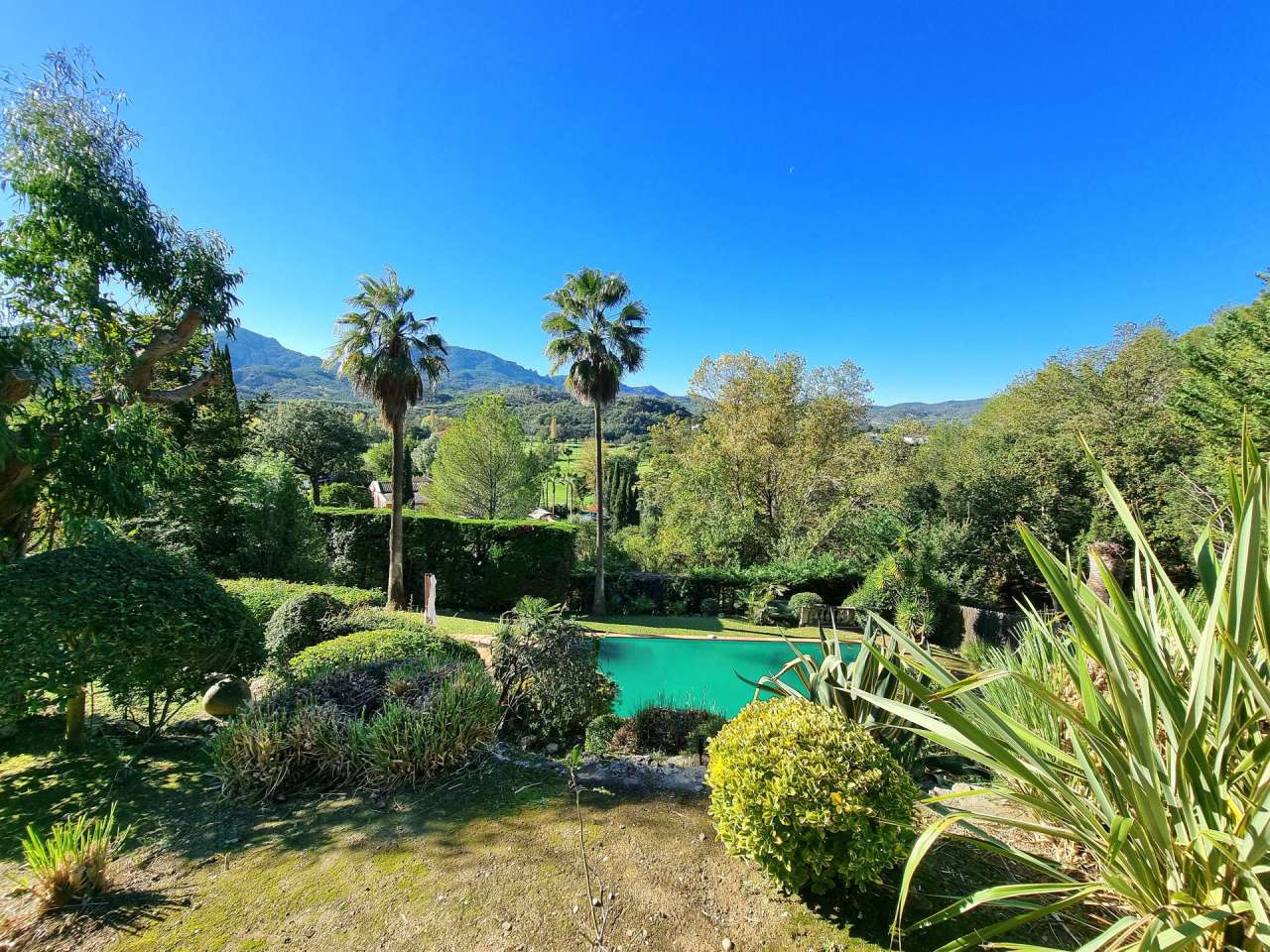 Beautifully presented throughout, this spacious and charming 4 bedroom Prov