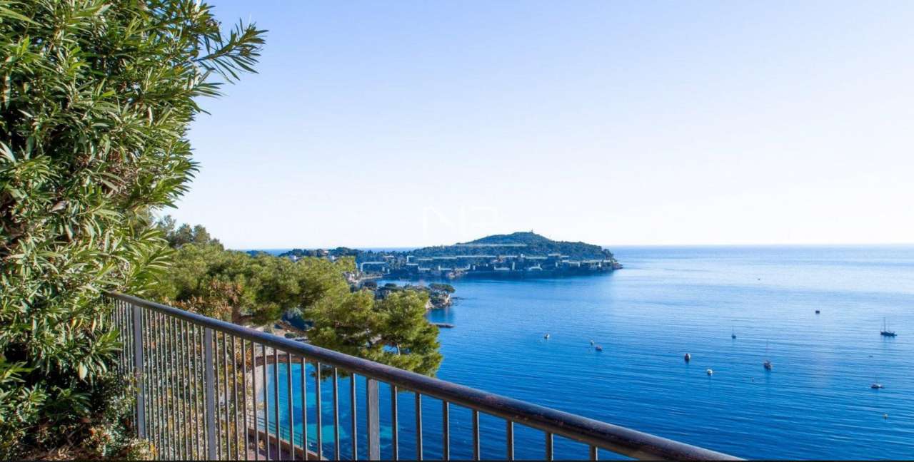 A large 3 bedroom duplex apartment, newly renovated of 111m2 on two levels,