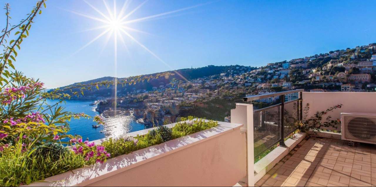 A large 3 bedroom duplex apartment, newly renovated of 111m2 on two levels,