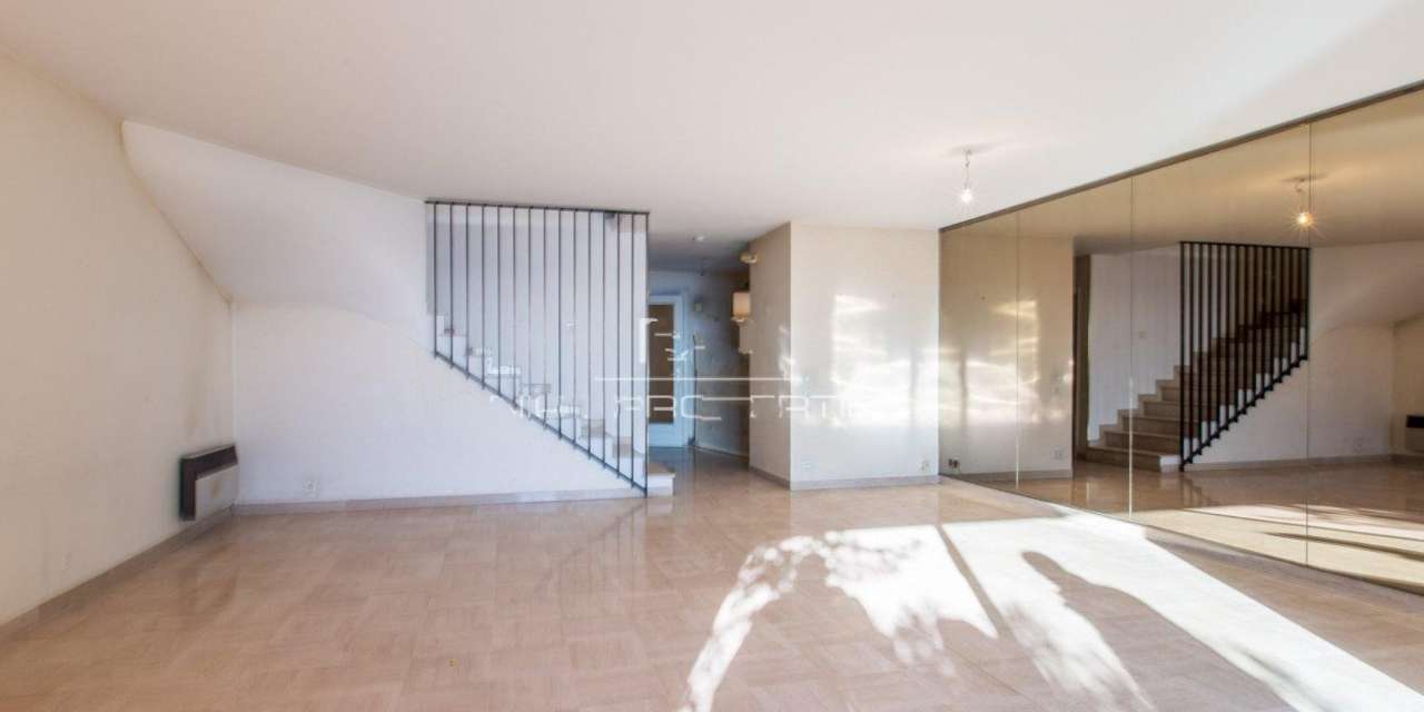 A large 3 bedroom duplex apartment, newly renovated of 111m2 on two levels,