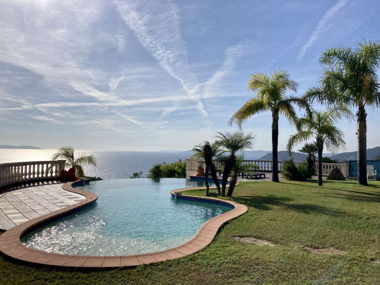 With simply stunning sea and Golden Island views, this superb 5 bedroom vil