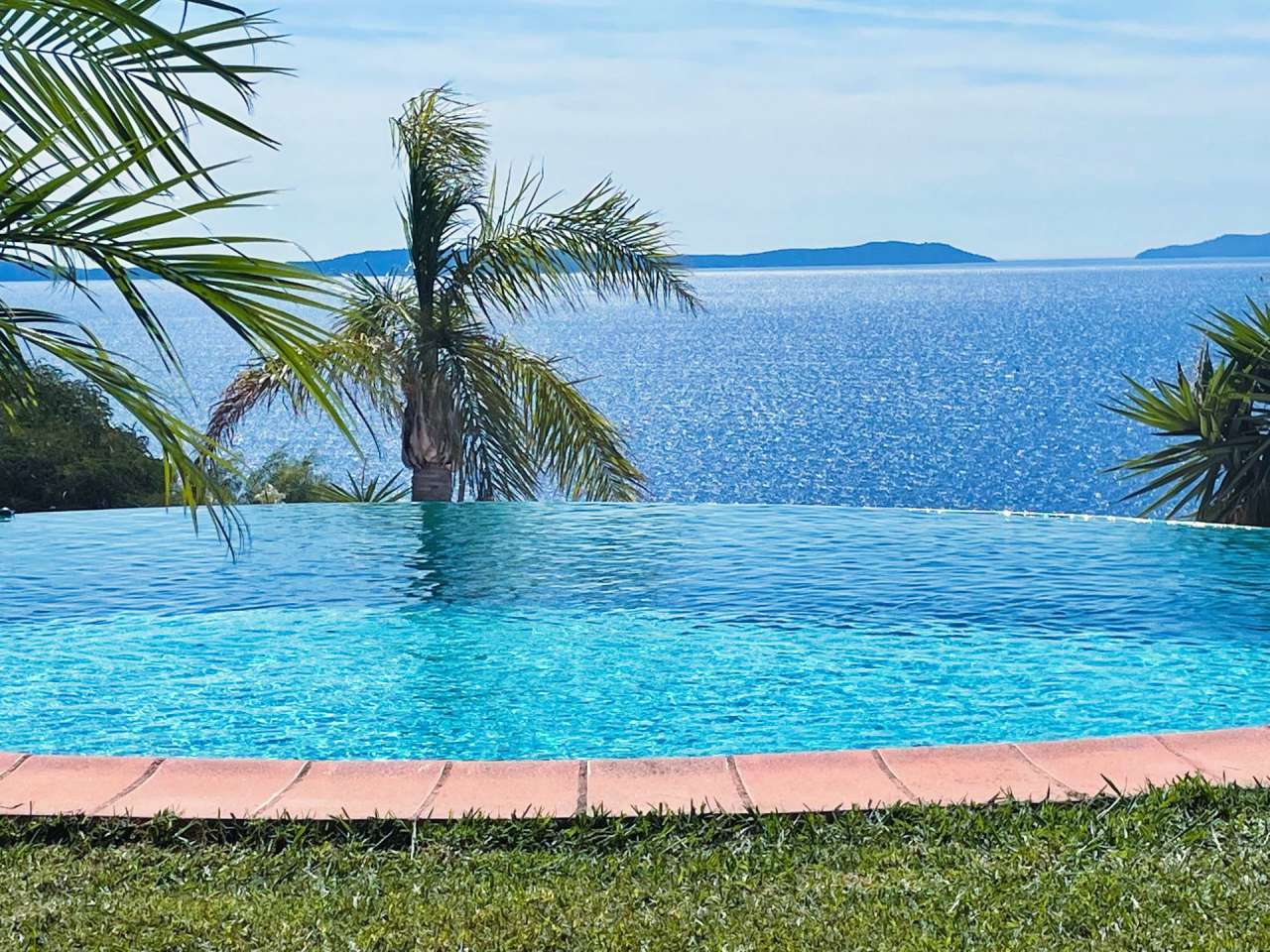With simply stunning sea and Golden Island views, this superb 5 bedroom vil