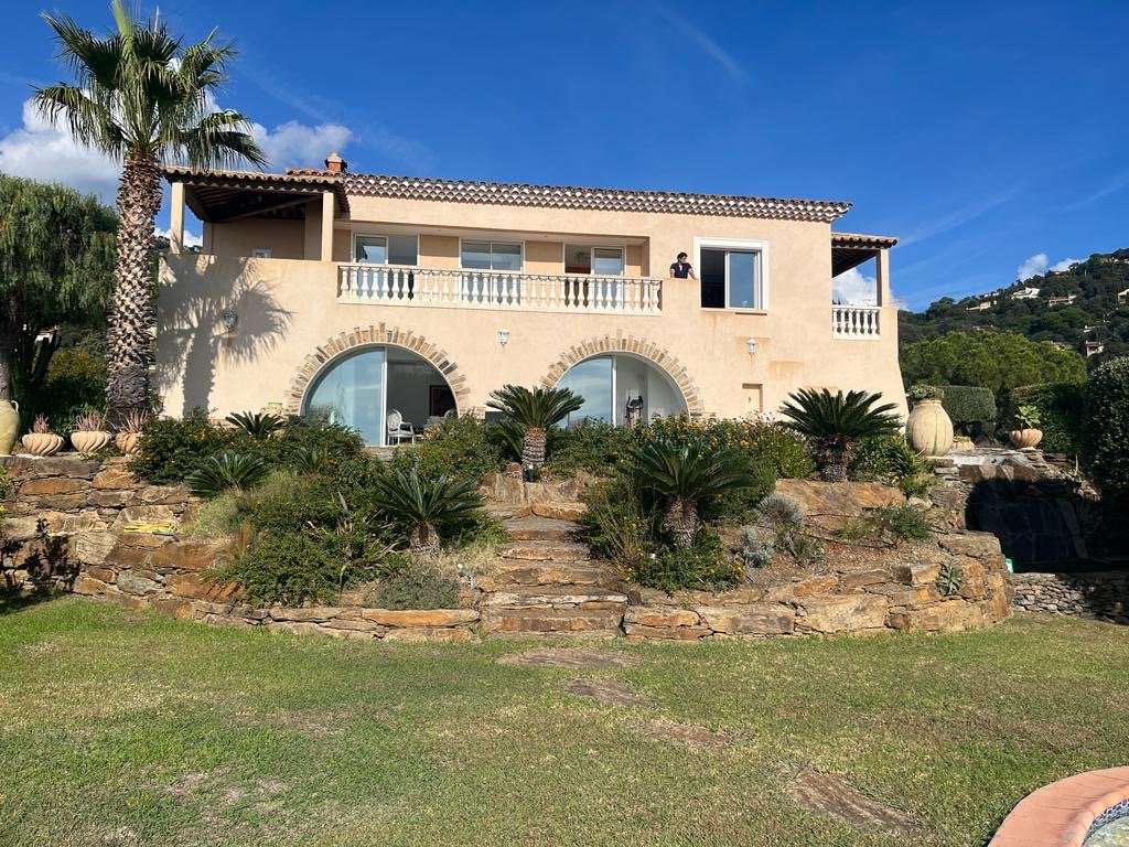 With simply stunning sea and Golden Island views, this superb 5 bedroom vil