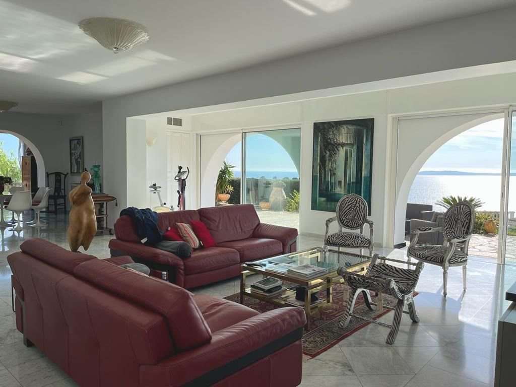 With simply stunning sea and Golden Island views, this superb 5 bedroom vil